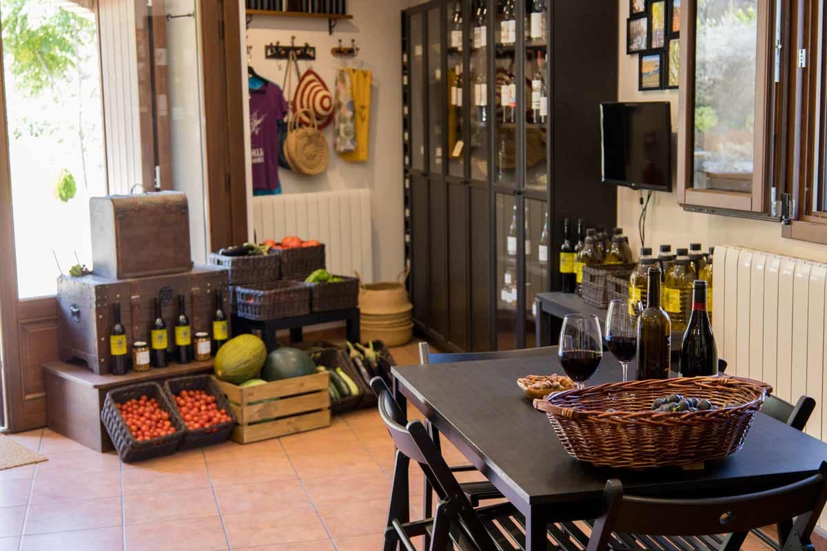 Fotografia general de l'agrobotiga on es veuen diferents productes exposats.