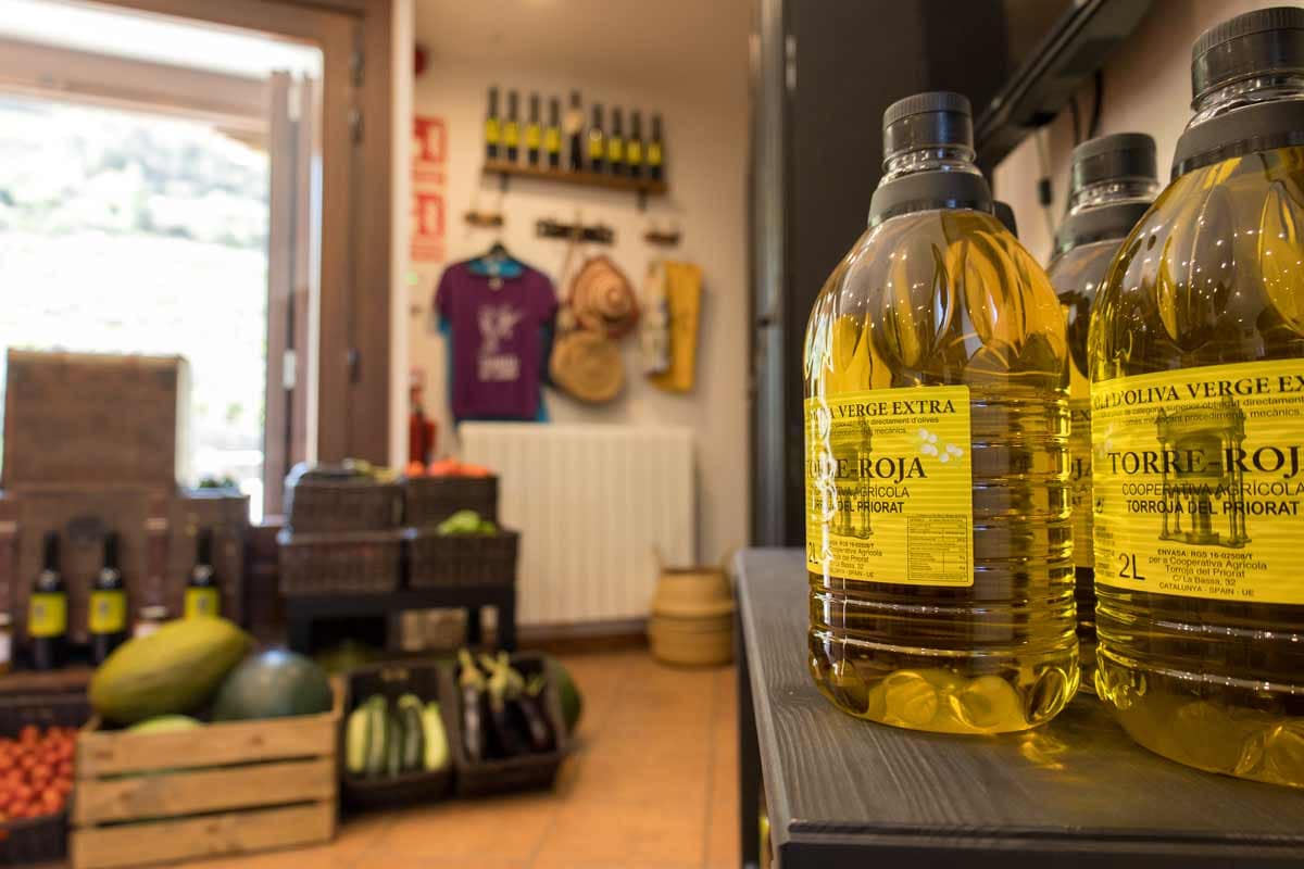 Fotografia detall de l'etiqueta de la garrafa d'oli d'oliva verge extra de Torre-Roja.