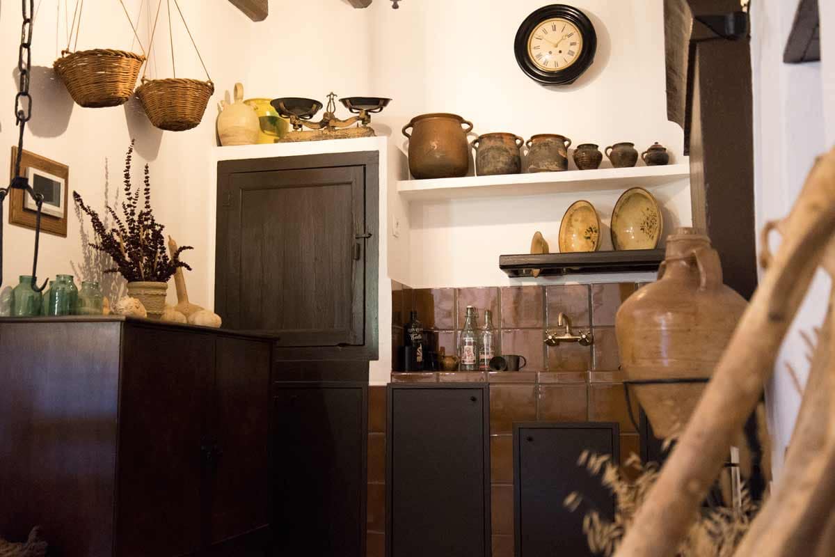 Photography where you can see plates, ceramic pots, glass bottles, a round watch...